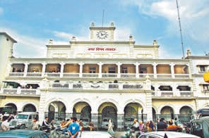 Lucknow News: अवैध चैंबर हटाने के लिए वकीलों को मिला 10 तक का समय