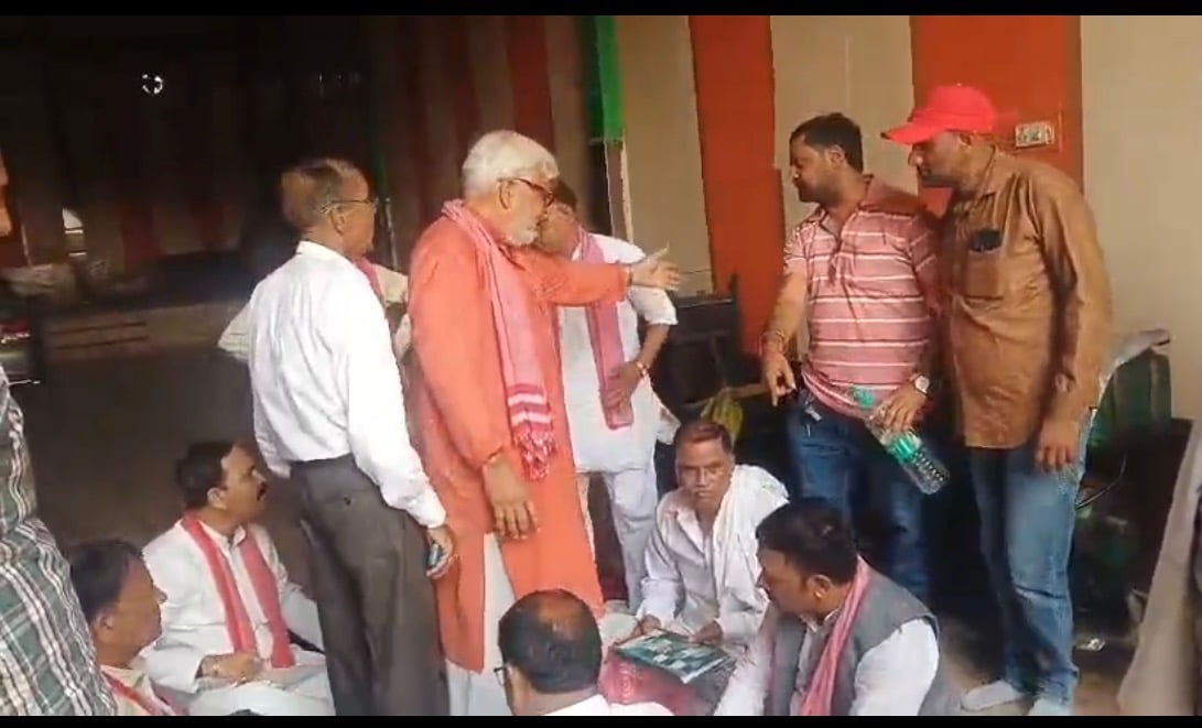 Agra News: चुनाव आयोग के घेराव प्रदर्शन की रणनीतिक बैठक में भिड़े सपाई