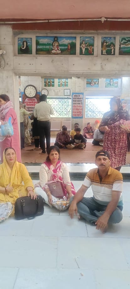 बाबा बालक नाथ मंदिर दियोटसिद्ध में दर्शनों के लिए पहुंचे श्रद्धालु। संवाद