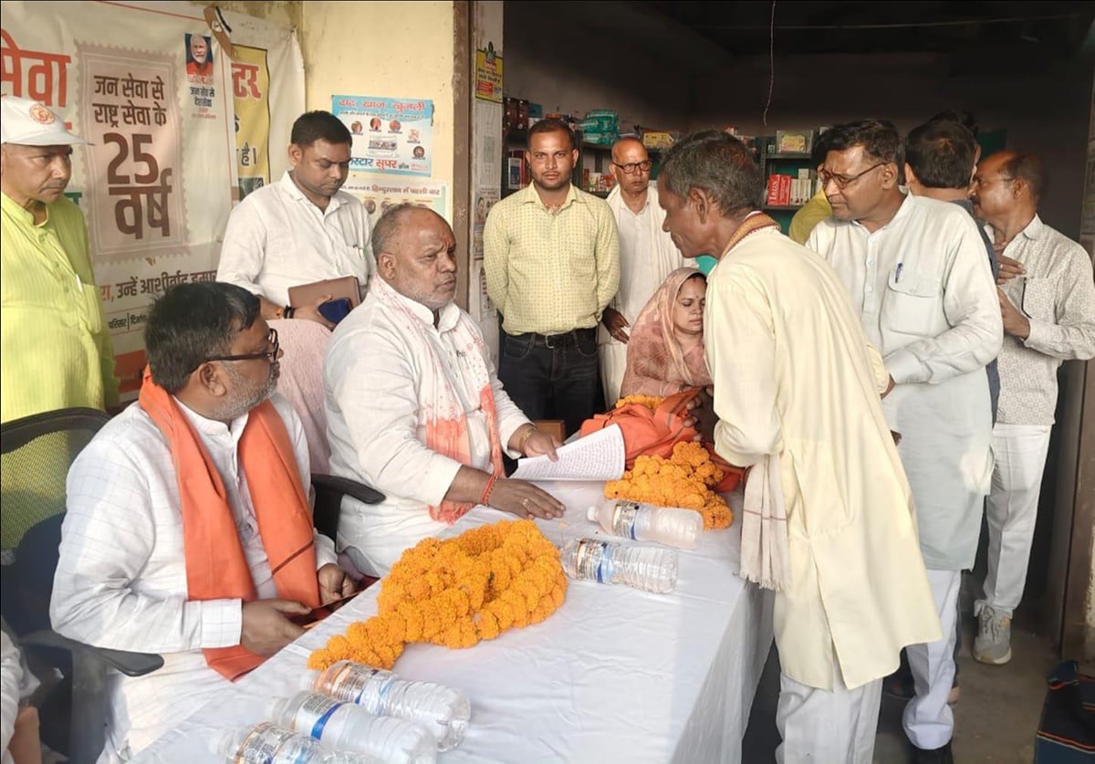 Sonebhadra News: आसनडीह में प्रभारी मंत्री ने सुनीं जनसमस्याएं
