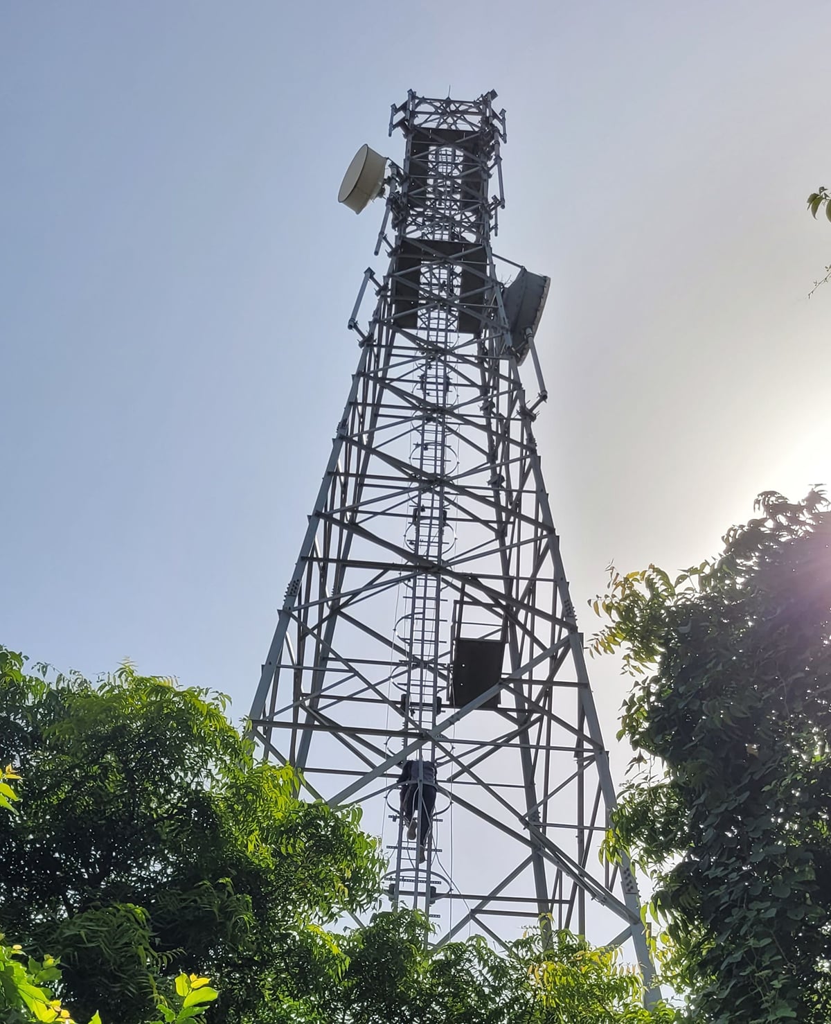 Raebareli News: प्रेमिका से न मिल सका तो टावर पर चढ़ा प्रेमी