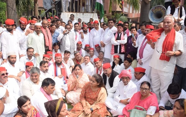 बिजनौर में विकास भवन वोट बचाओ-देश बचाओ कार्यक्रम को संबोधित करती सांसद रूचिवीरा। संवाद