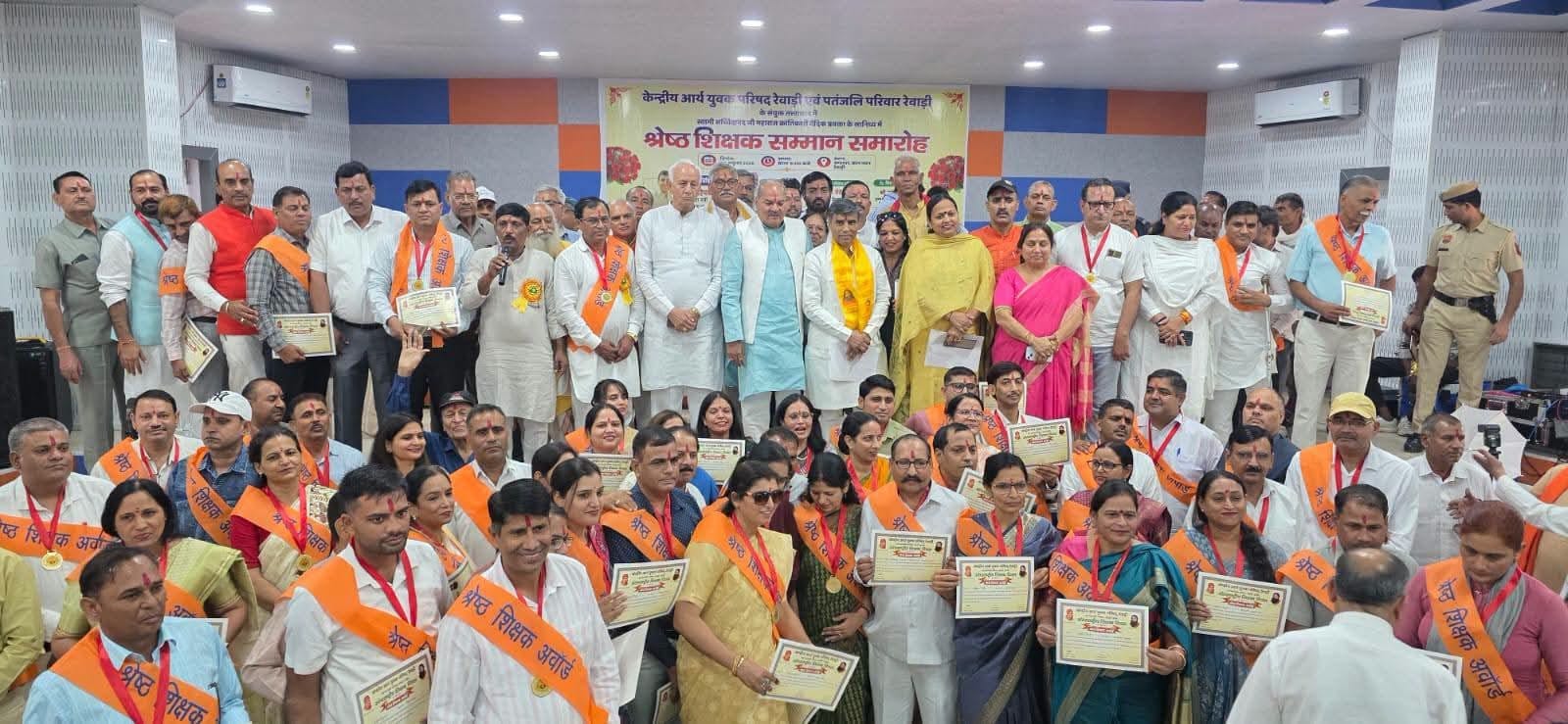 बाल भवन में आयोजित श्रेष्ठ शिक्षक सम्मान समारोह में सम्मानित शिक्षकों के साथ शिक्षा मंत्री महिप