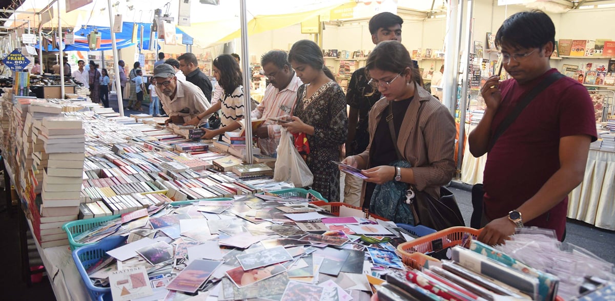 Lucknow News: कंटेंट के लिए किताबें पढ़ रहे जेन-जी क्रिएटर्स