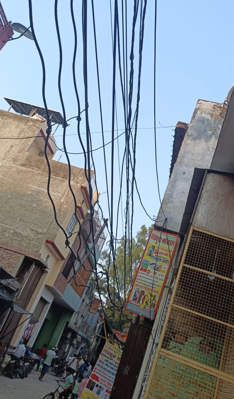 Budaun News: जानलेवा बन रहीं लटकी लाइनें...हादसों के बाद भी नहीं जागा निगम