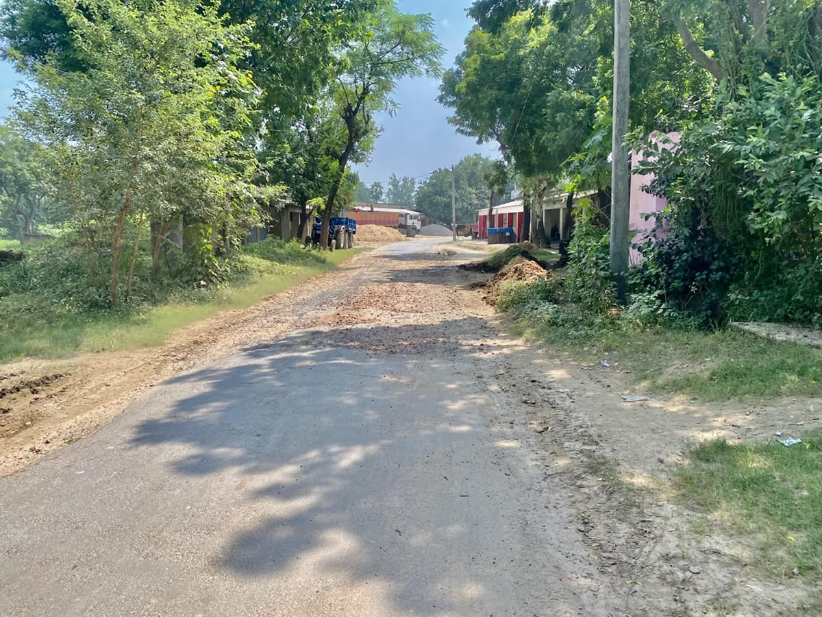 Ambedkar Nagar News: गड्ढों में तब्दील हुआ बेला परसा-टांडा मार्ग