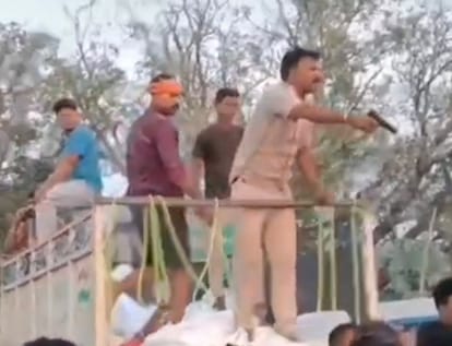 थानाध्यक्ष संग्राम सिंह पिस्टल दिखाते हुए।