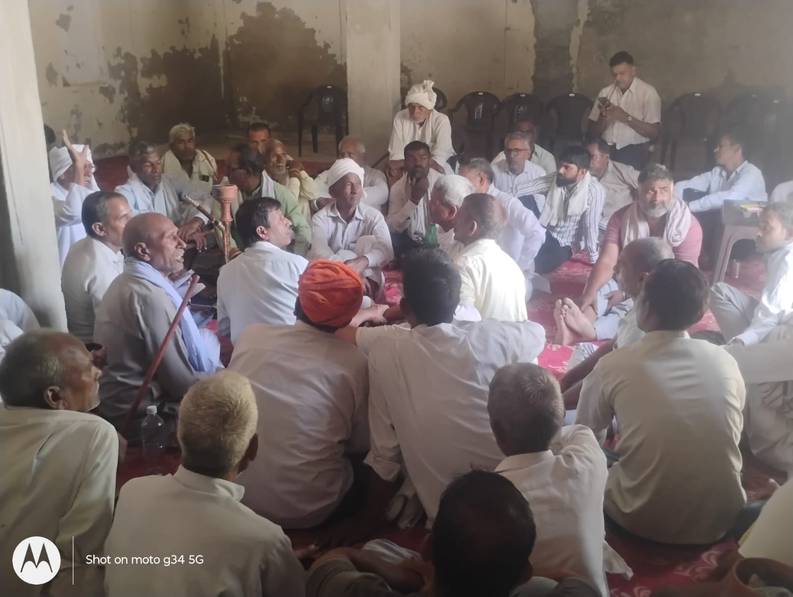 बावल की प्रजापति धर्मशाला में आयोजित बैठक में मौजूद प्रजापति समाज के पदाधिकारी व सदस्य।संवाद