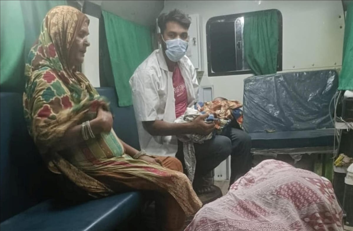 Bahraich News: चलती एंबुलेंस में हुआ प्रसव, जच्चा-बच्चा सुरक्षित