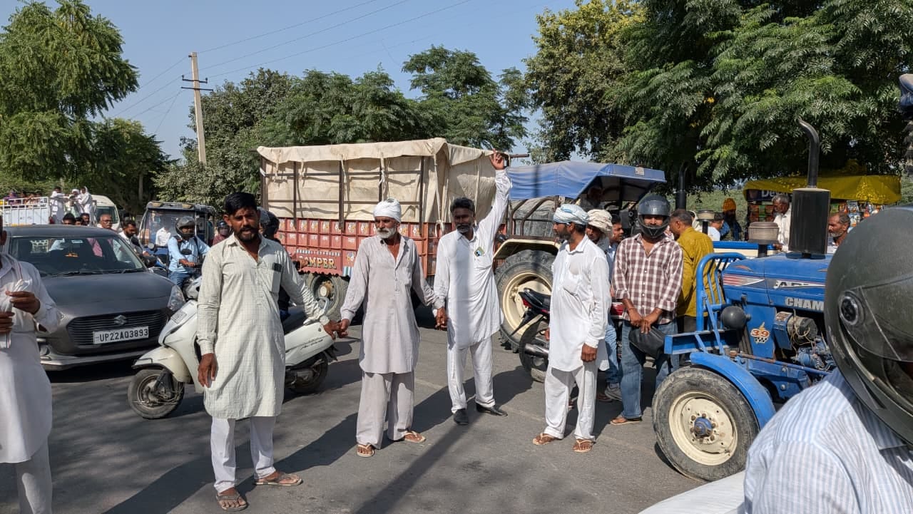 डबवाली रोड पर जाम लगाकर नारेबाजी करते किसान। 