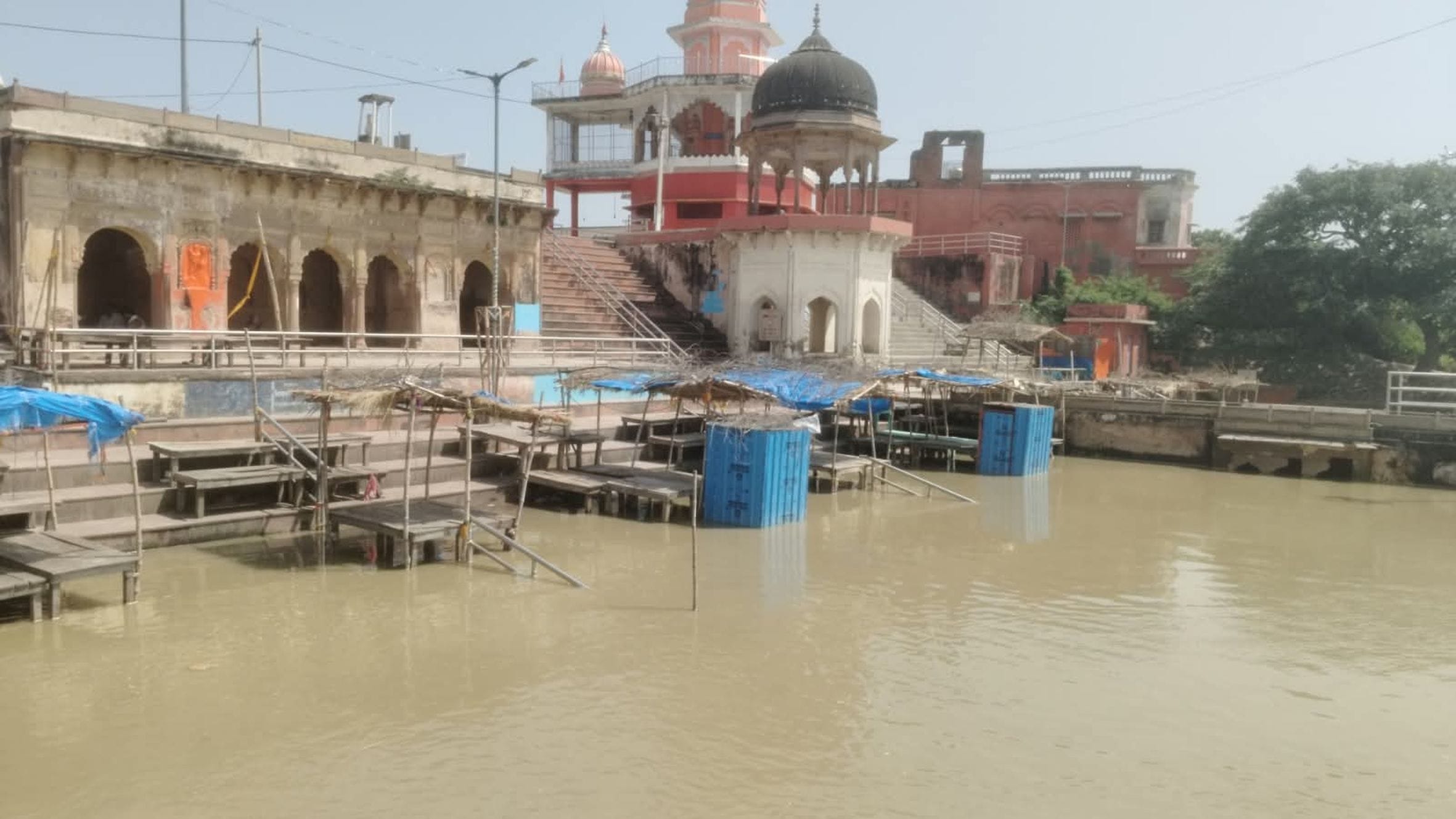डलमऊ के संकटमोचन घाट पर गंगा का बढ़ता जलस्तर। 