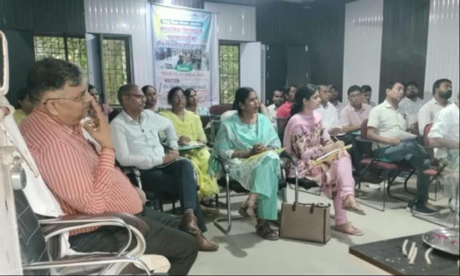 डायट में चल रहे प्रशिक्षण में मौजूद शिक्षक