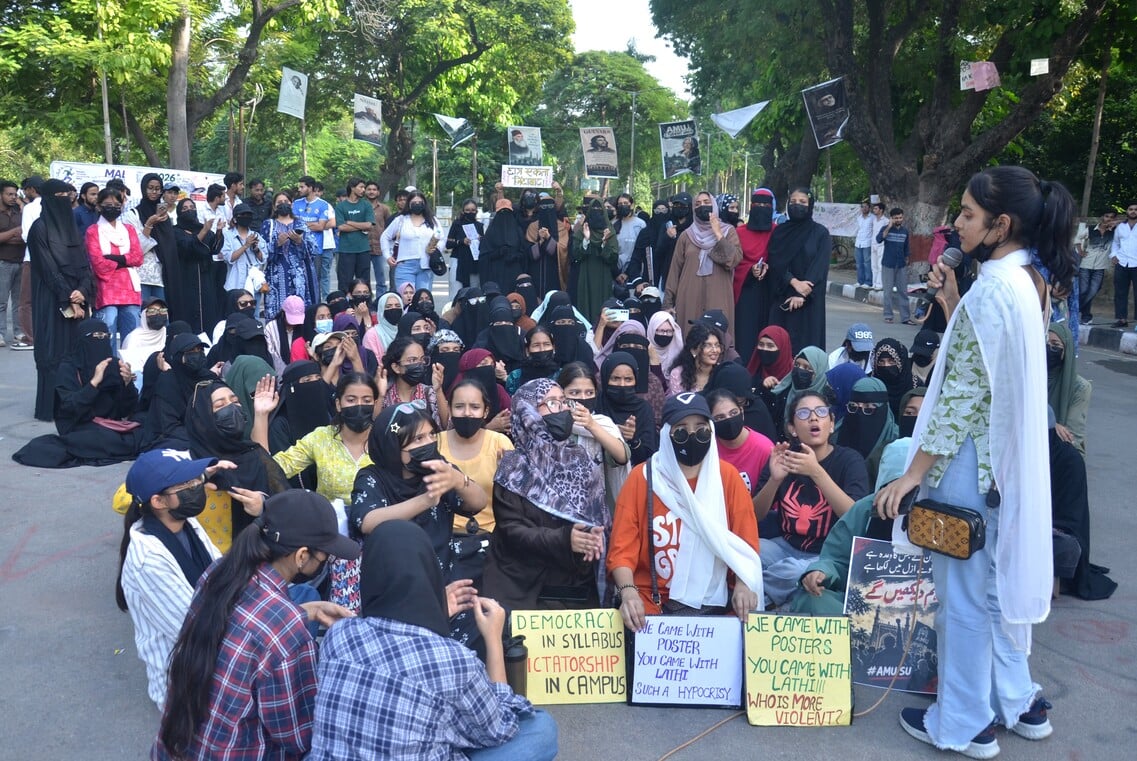Aligarh News: छात्रसंघ चुनाव के लिए 14वें दिन भी धरना, डक पॉन्ड  पर जुटीं छात्राएं