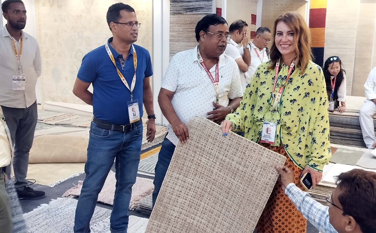 Bhadohi News: पहले दिन 65 खरीदारों व बॉयरों ने देखे स्टॉल