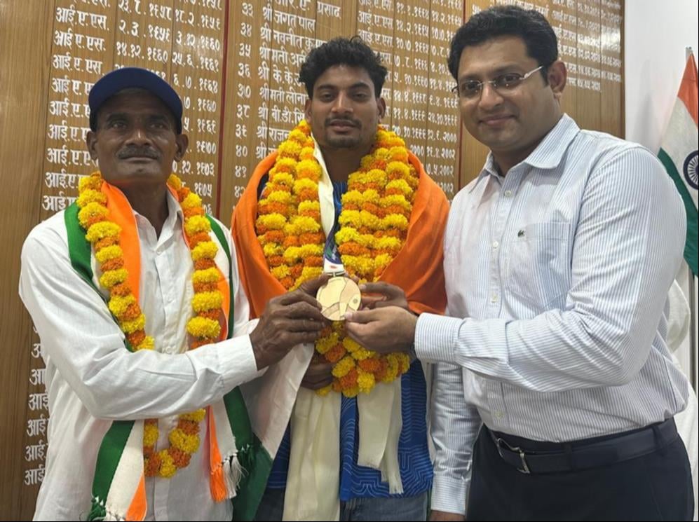 Jaunpur News: कांस्य पदक विजेता रोहित यादव को डीएम ने किया सम्मानित