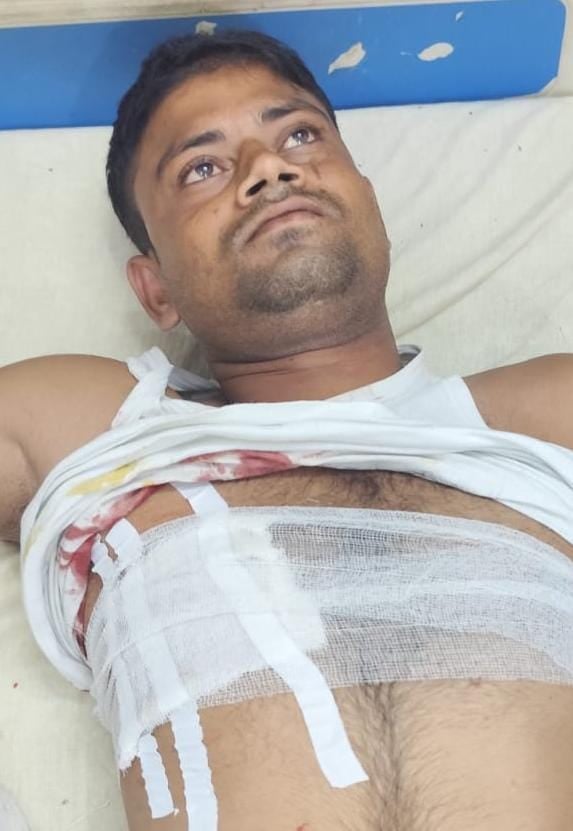 Jalaun News: भरभराकर गिरी मकान की छत, मलबे में दबा युवक