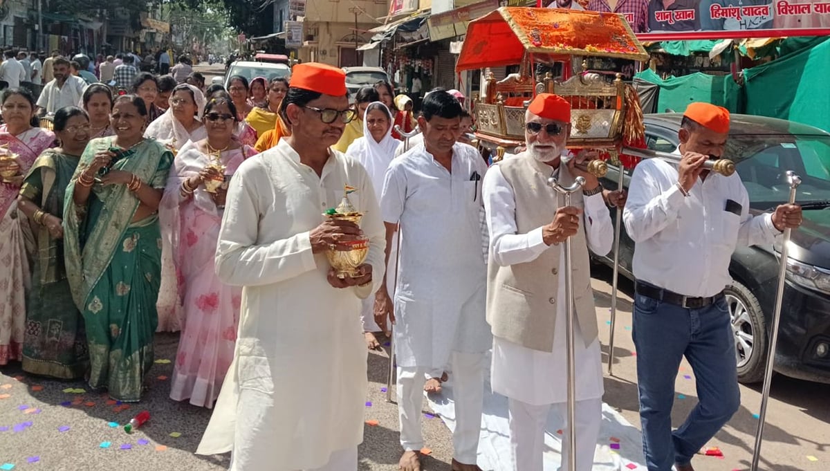 Mahoba News: क्षमावाणी पर्व पर शहर में निकली भव्य पालकी शोभायात्रा