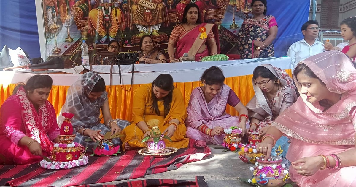 Mahoba News: कलश सजाओ में सोनम व गजरा बनाओ में आशा बनीं विजेता