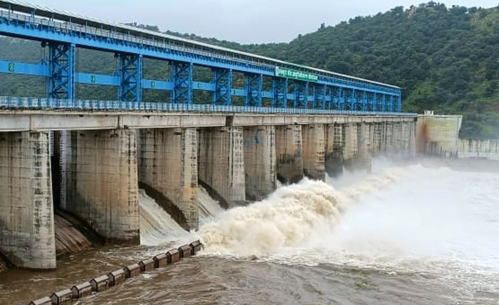 Mahoba News: लहचूरा बांध से छोड़ा 8,800 क्यूसेक पानी, 15 गांवों में अलर्ट