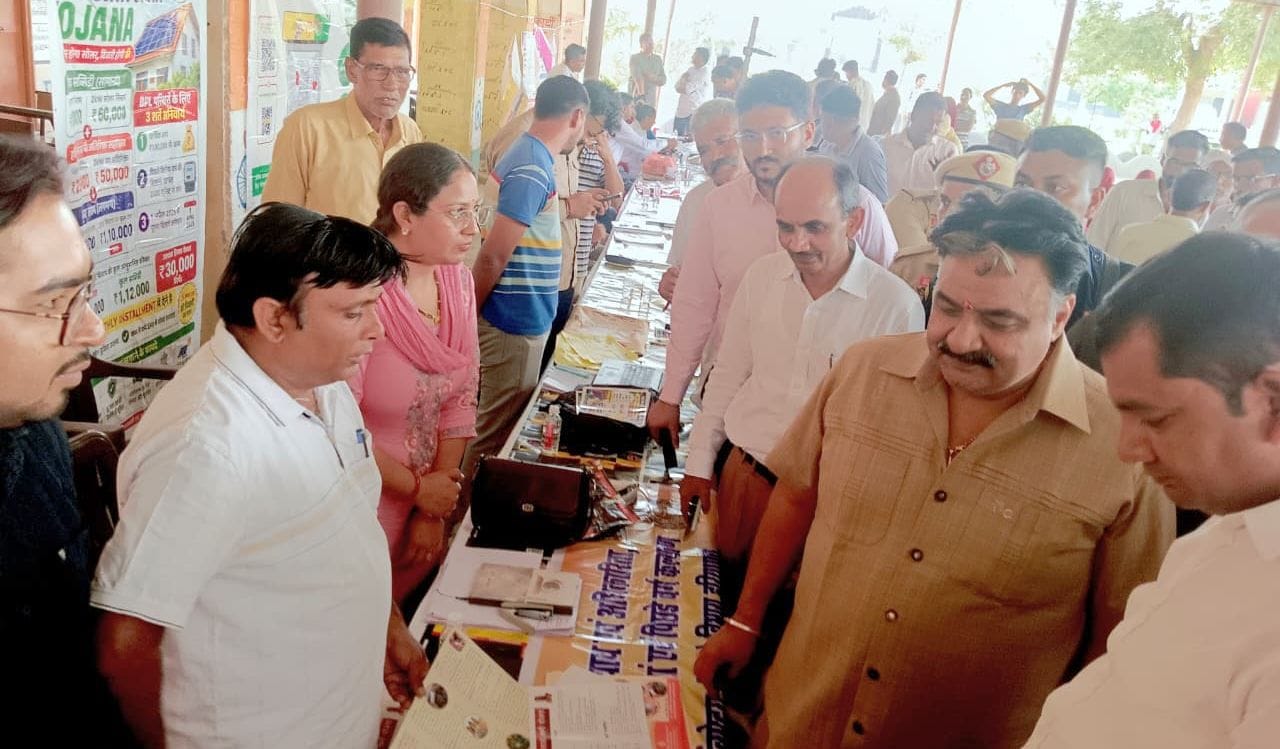 फोटो 04जेएनडी08-राजकीय वरिष्ठ माध्यमिक विद्यालय ईंटल कलां में लगे कैंप का अवलोकन करने डॉ. कृष्ण