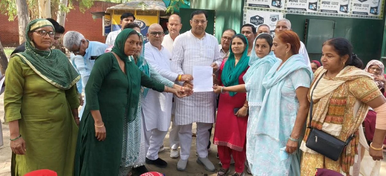 फोटो 04जेएनडी10-मांगों को लेकर सांसद प्रतिनिधि वजीर गांगोली को ज्ञापन सौंपते हुए मिड डे मील और