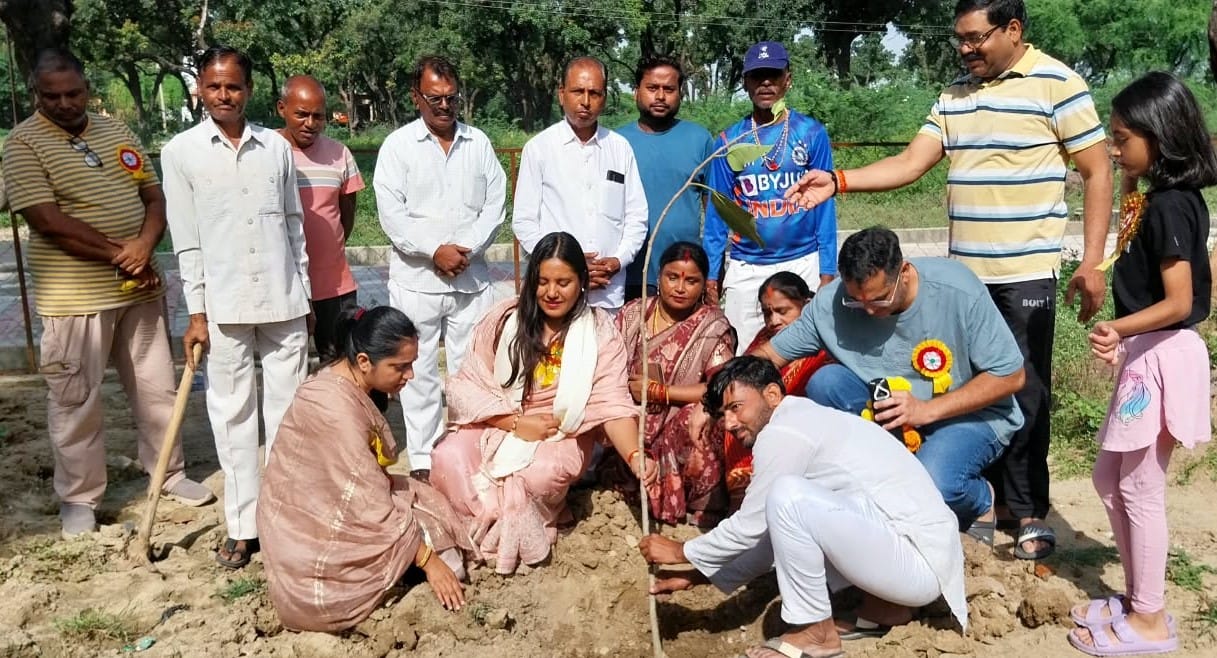 फोटो 05 एचएएमपी 17- तपोभूमि में पौधरोपण करतीं इसरो वैज्ञानिक।    संवाद