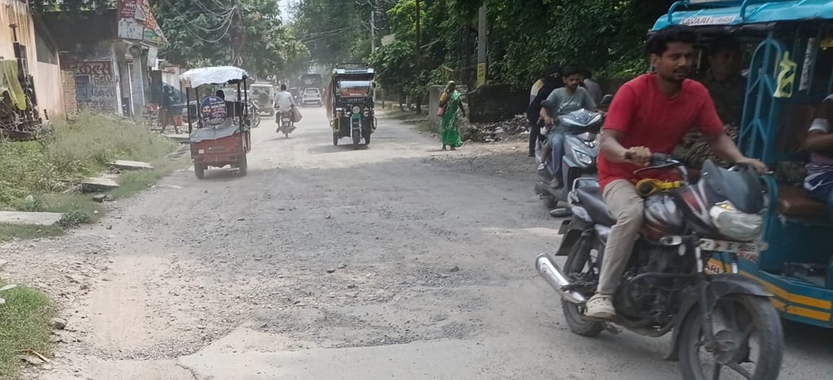 Fatehpur News: गड्ढों और बिखरी गिट्टियों के बीच मां के दरबार पहुंचेंगे श्रद्धालु
