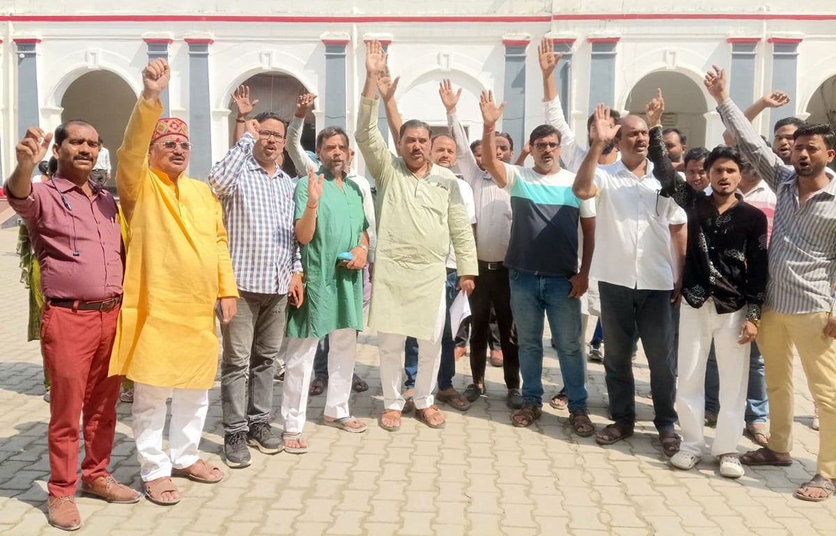 Hardoi News: यूपीआई पर एमडीआर के विरोध में व्यापारियों ने किया प्रदर्शन, सौंपा ज्ञापन
