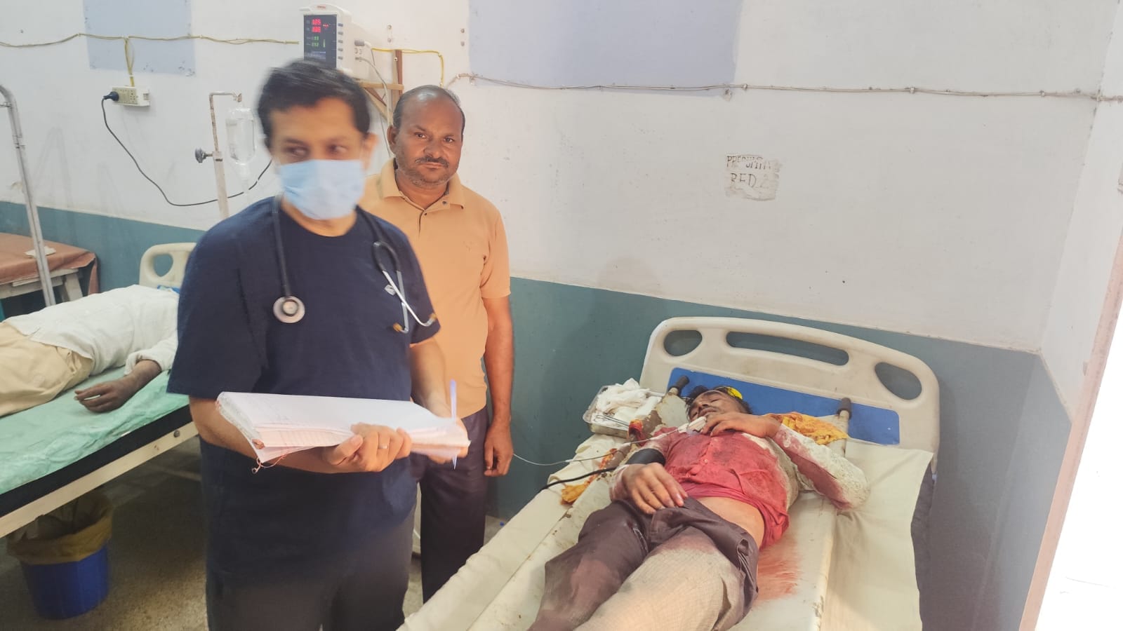 फोटो - 15 अस्पताल में भर्ती घायल युवक। स्रोत परिजन