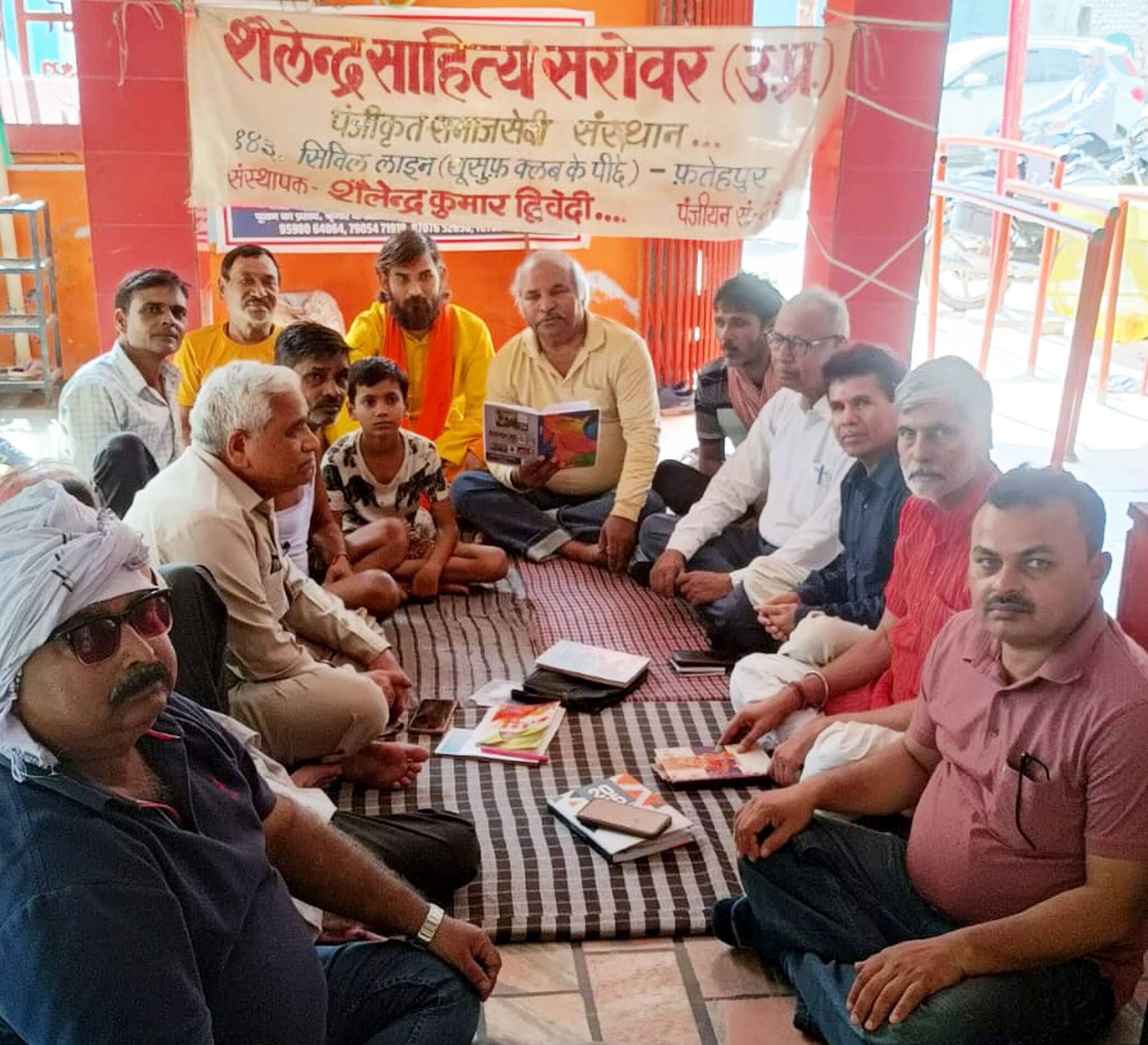 फोटो-15-मुराइनटोला हनुमान मंदिर में कविता पाठ करते कवि। स्रोत आयोजक