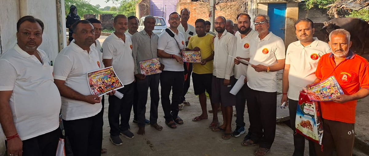 Fatehpur News: पीले चावल देकर घर-घर पहुंचा रहे दुर्गापूजा का निमंत्रण