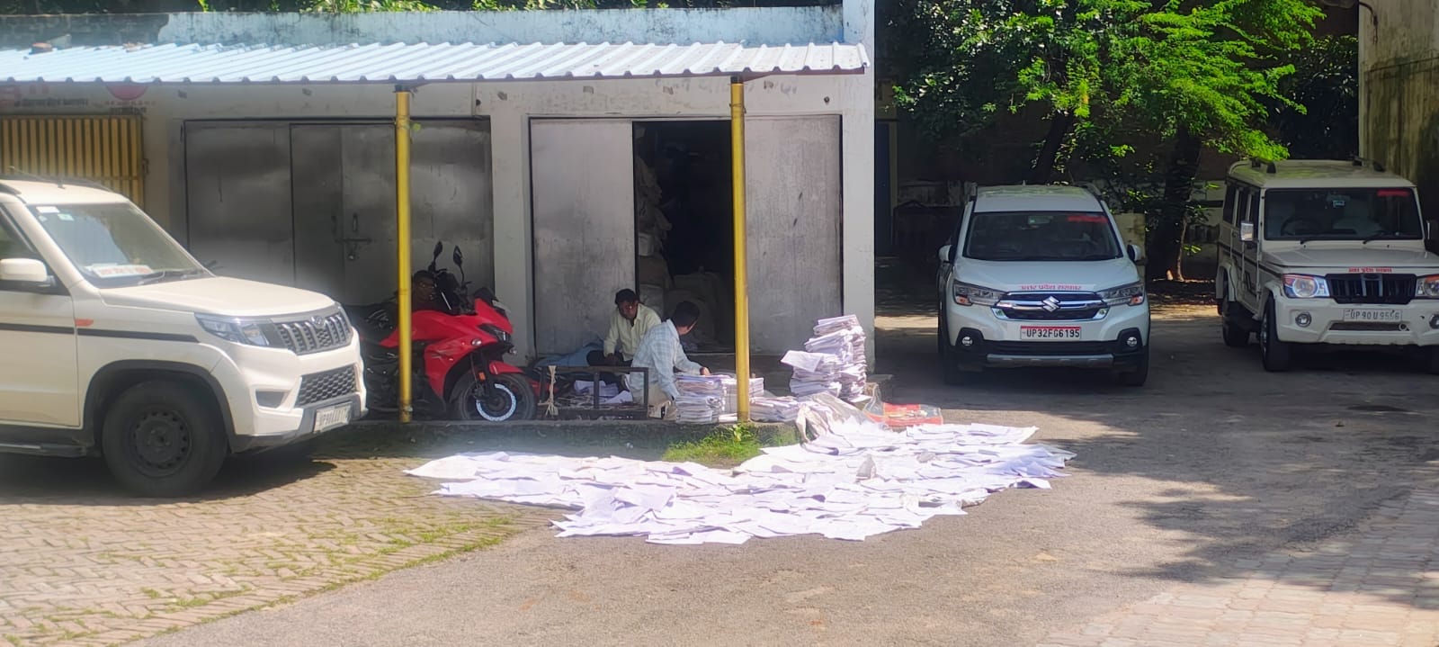 फोटो-20- विकास भवन परिसर में धूप में रखे गीले हुए चुनाव प्रपत्र। संवाद