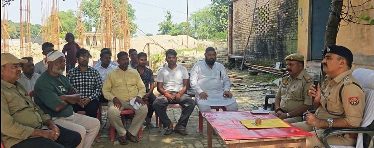 Fatehpur News: आतिशबाजी की दुकानों के बीच तीन मीटर की दूरी जरूरी