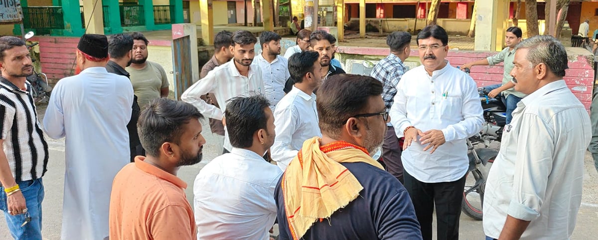 Jalaun News: अधिकारियों के नहीं आने से गुस्साए लोगों ने बैठक का किया बहिष्कार