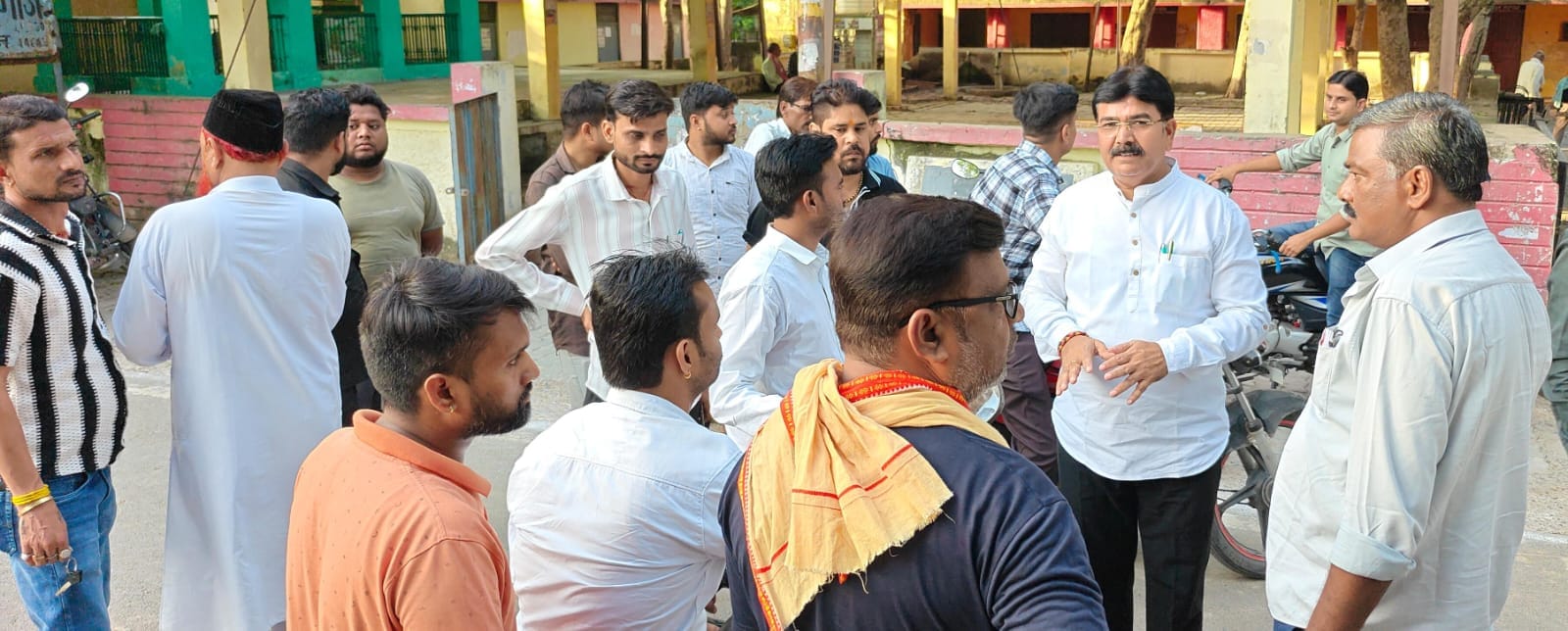 फोटो-27-कोतवाली के बाहर लोगों से चर्चा करते पालिकाध्यक्ष प्रदीप गुप्ता। संवाद