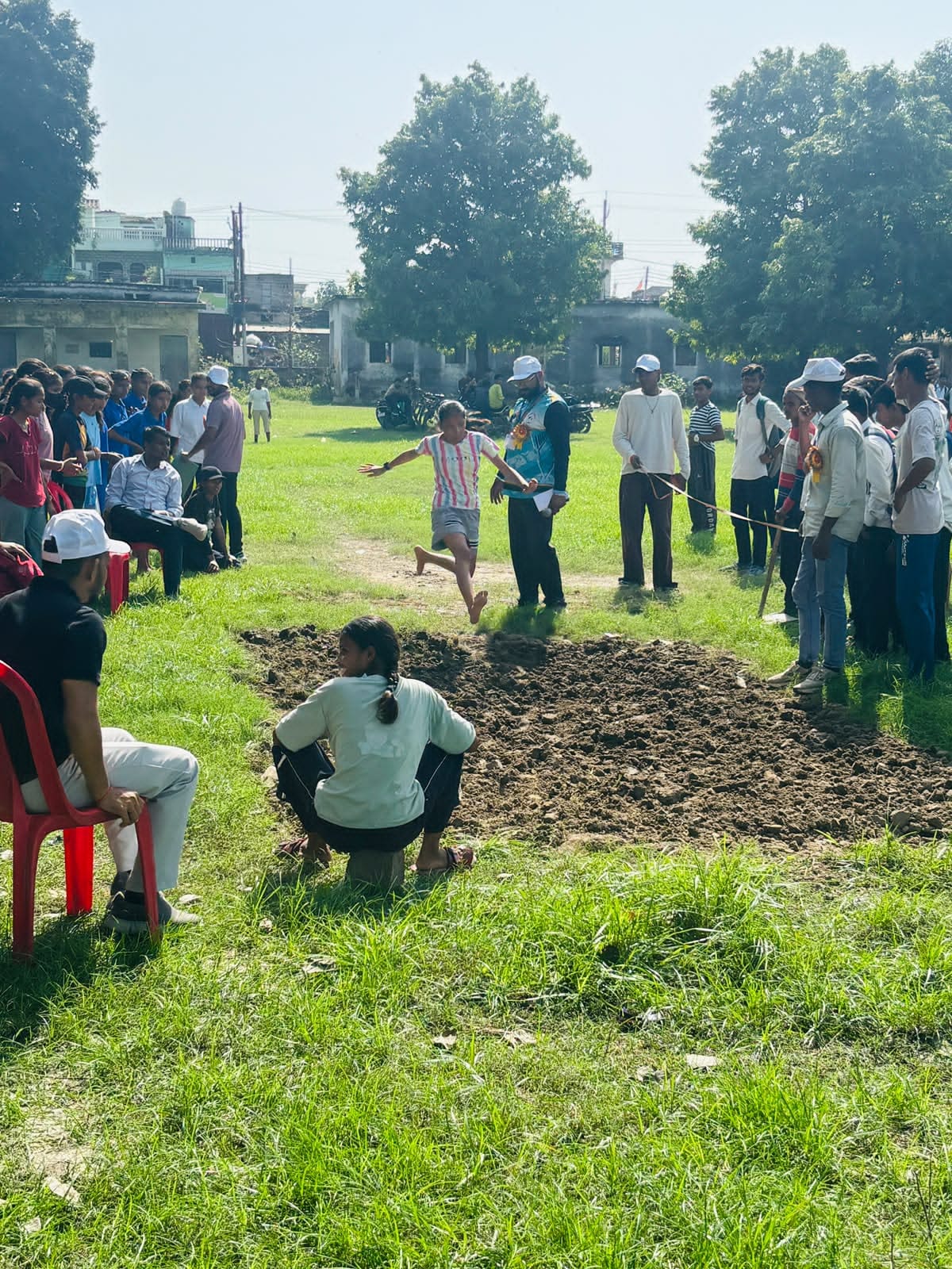 फोटो -30- लंबी कूद में प्रतिभाग करती छात्रा। संवाद
