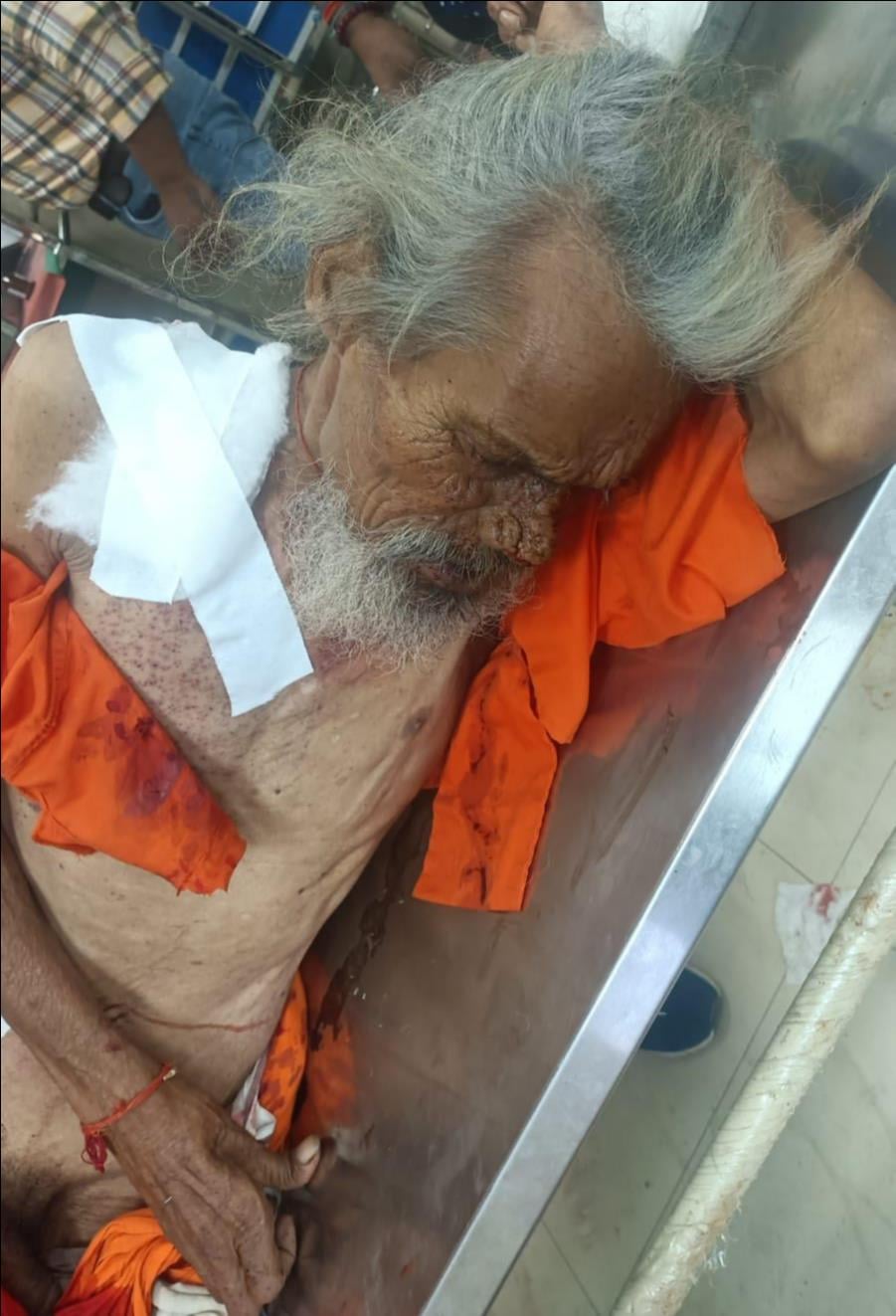 Farrukhabad News: आश्रम में रह रहे बाबा की पौत्र ने गोली मारकर की हत्या