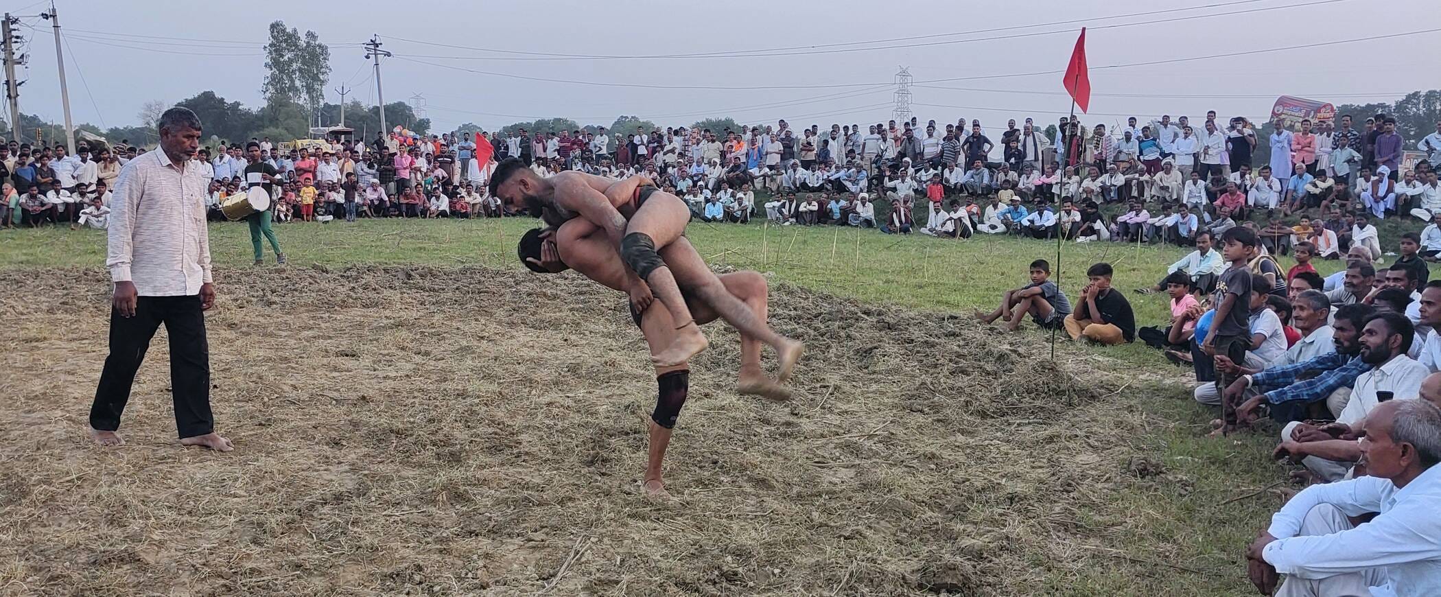 फोटाे-35-असोथर के घरवासीपुर दंगल में दांव पेंच आजमाते पहलवान। संवाद