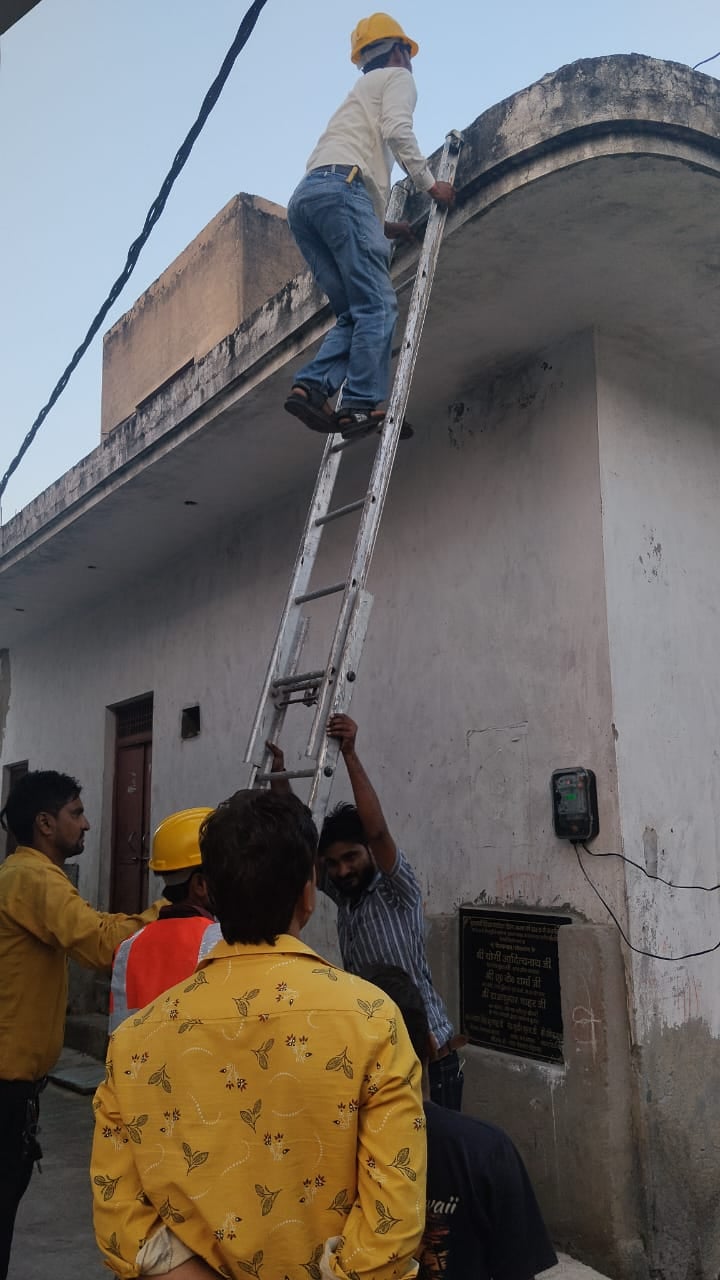 Agra News: खेरागढ़ में चेकिंग अभियान, 38 बिजली चोरों पर हुई कार्रवाई