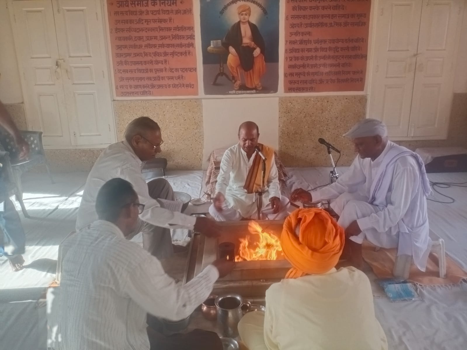 फोटो 4 नरवाना। यज्ञ हवन करते हुए आर्य समाज के लोग। स्रोत समाज।