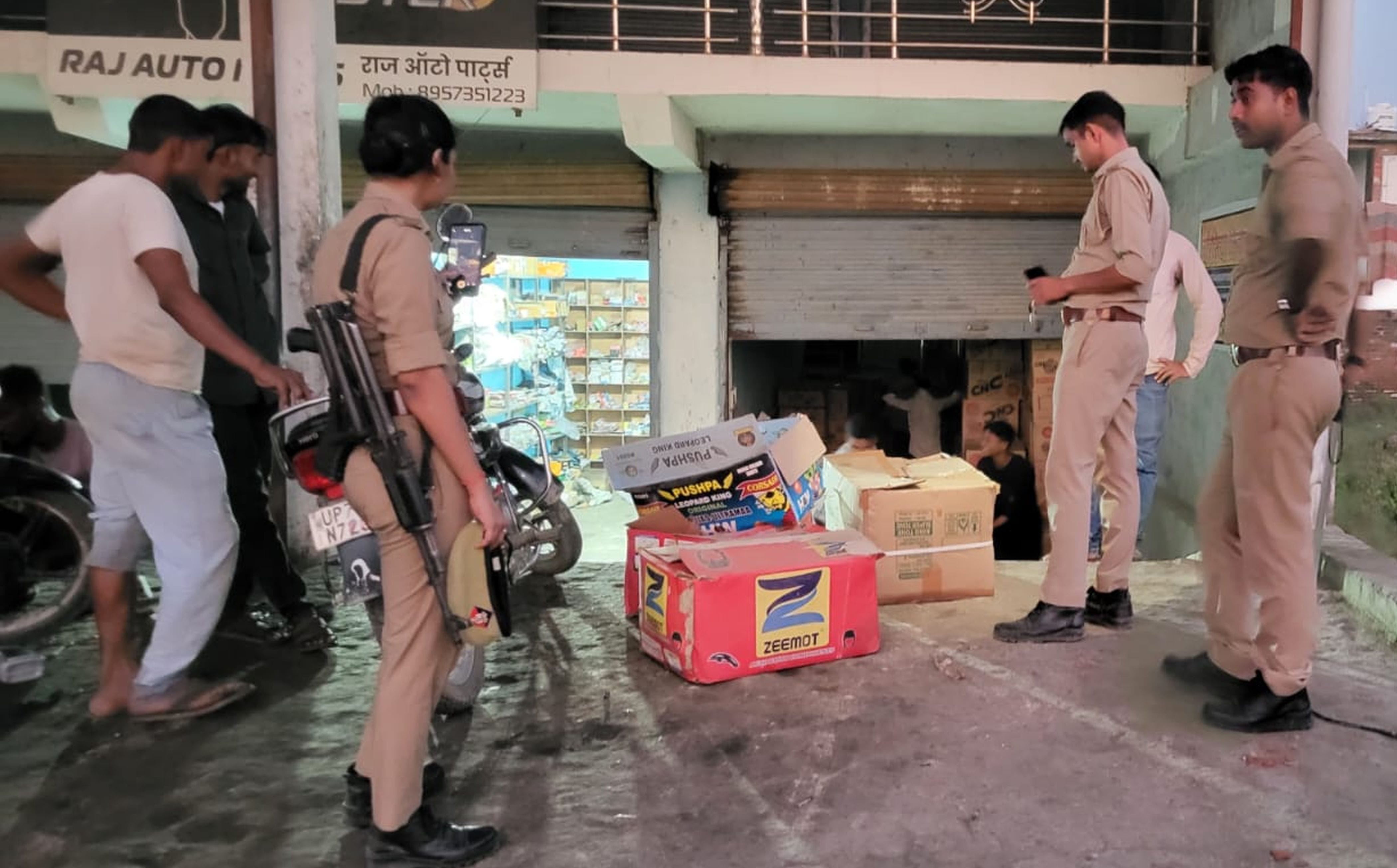फोटो-44-बहुआ में डंप पटाखा बरामद करती पुलिस। संवाद