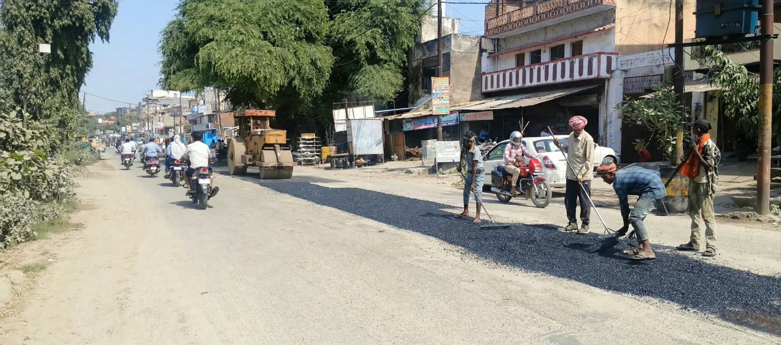 फोटो-5-बांदा-तिंदवारी मार्ग पर हो रहा पैचिंग कार्य। संवाद