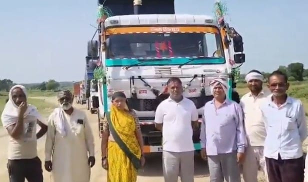 फोटो04एचएएमपी 28- ट्रकों के आगे प्रदर्शन करते किसान। संवाद