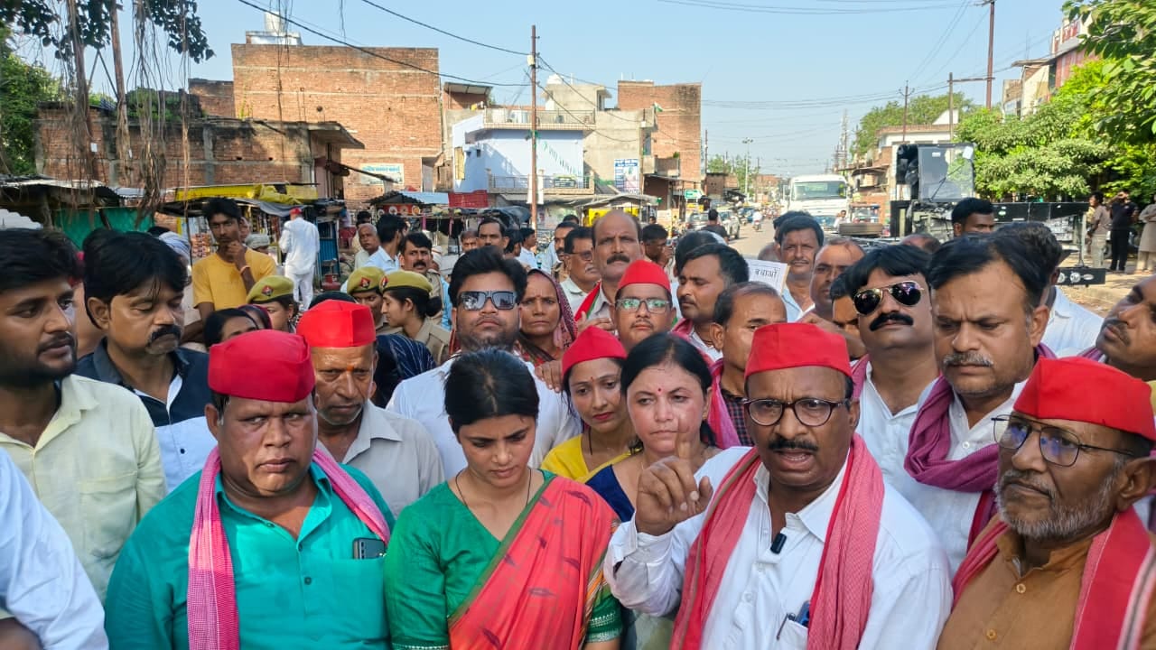 फोटो05एचएएमपी 26- प्रदर्शन करते सपा नेता। संवाद