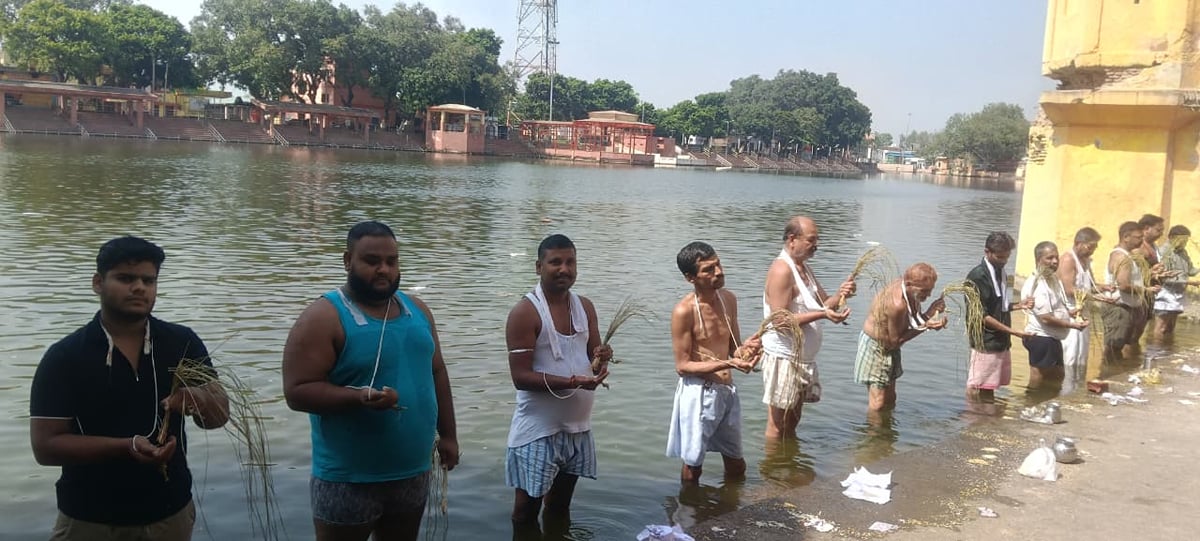 Kasganj News: पितृ पक्ष के दसवें दिन गंगा के घाटों पर गूंजे मंत्रोच्चार