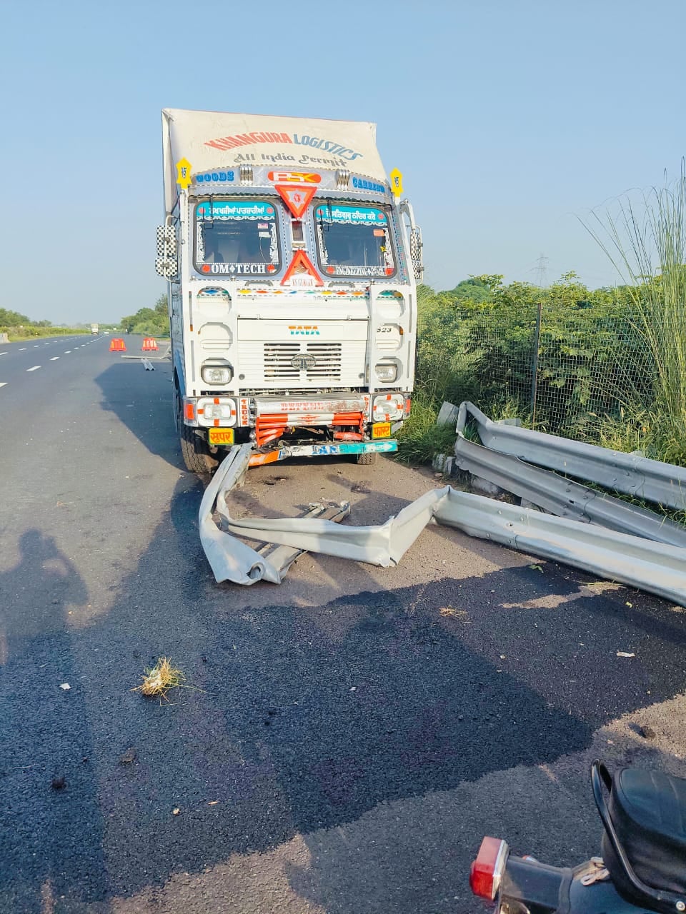 Agra News: एक्सप्रेस-वे पर कार को बचाने के प्रयास में बैरियर से टकराया ट्रक