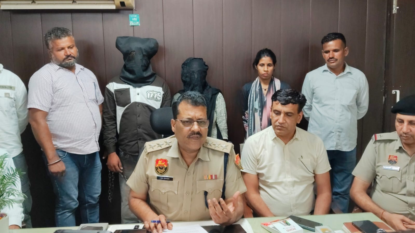 फतेहाबाद में पकड़े गए नशा तस्करों के बारे में जानकारी देते हुए डीएसपी स्त्रोत पुलिस विभाग
