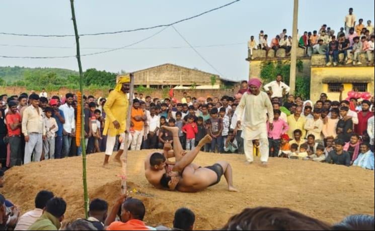 Mirzapur News: चीनी पहलवान ने जीती 11 हजार की आखिरी कुश्ती
