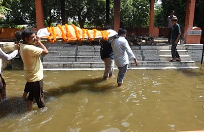 Lucknow: The Gomti River floods in a furious form, bringing life to a standstill in many areas; people are fig