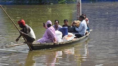 Lucknow: The Gomti River floods in a furious form, bringing life to a standstill in many areas; people are fig